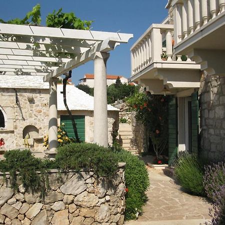בול Apartments Nejasmic - Little House For Peaceful And Domestic Vacation מראה חיצוני תמונה