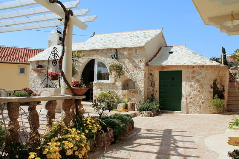 בול Apartments Nejasmic - Little House For Peaceful And Domestic Vacation מראה חיצוני תמונה
