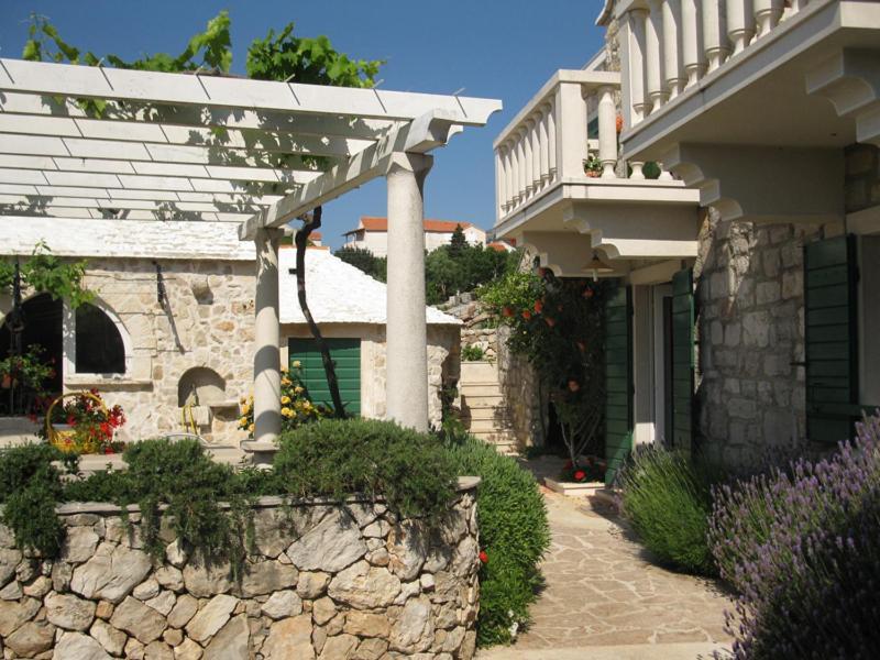 בול Apartments Nejasmic - Little House For Peaceful And Domestic Vacation מראה חיצוני תמונה