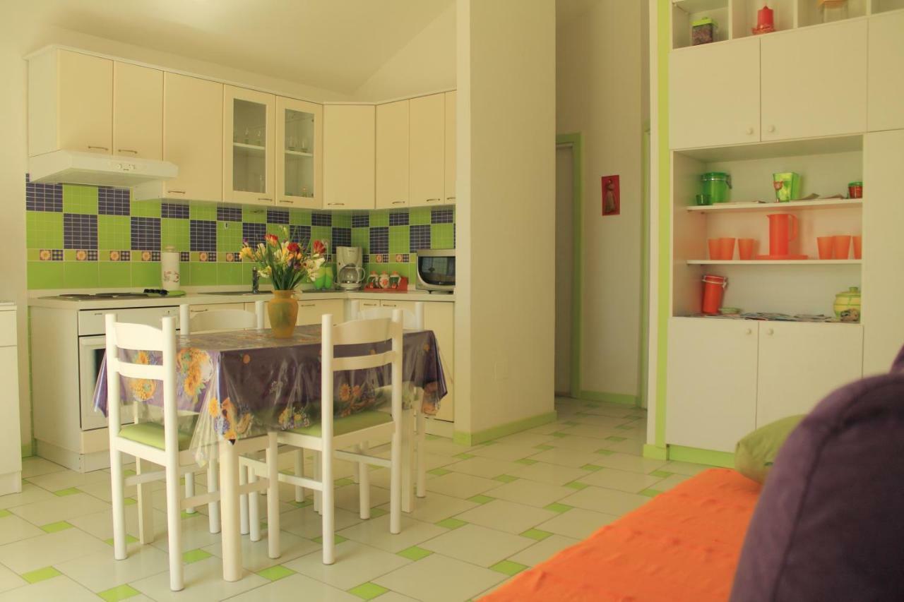 בול Apartments Nejasmic - Little House For Peaceful And Domestic Vacation מראה חיצוני תמונה